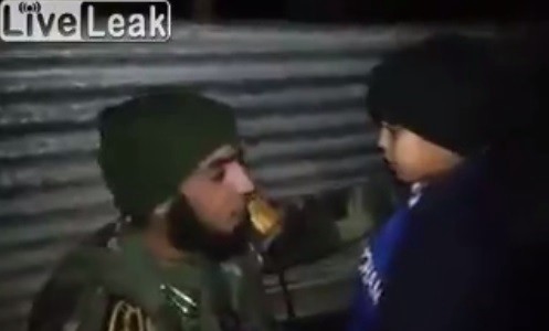 Video escalofriante: así desarman a un nene con un cinturón bomba en Irak