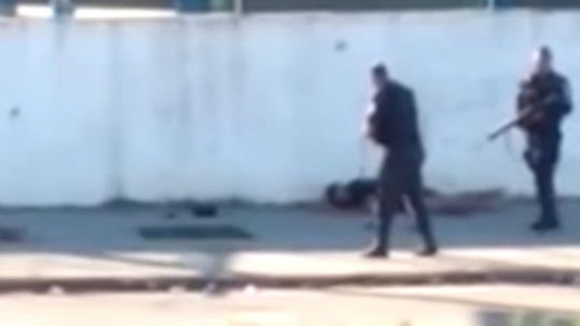 Conmoción en Brasil por un video en el que dos policías ejecutan a dos hombres junto a una escuela