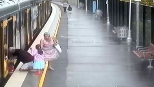 Video: salvó a su nieto que había caído en el hueco entre el andén y el vagón del tren