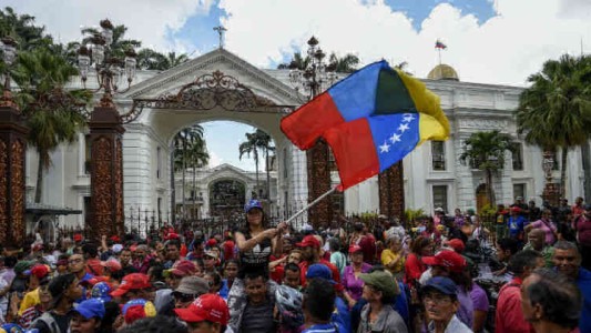 Parlamento discute situación en Venezuela