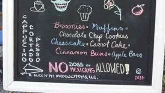 "No se admiten perros ni mexicanos": polémico cartel en un bar
