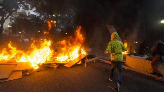 Huelga y tensión en Brasil: manifestantes, barricadas con fuego y enfrentamiento con la policía