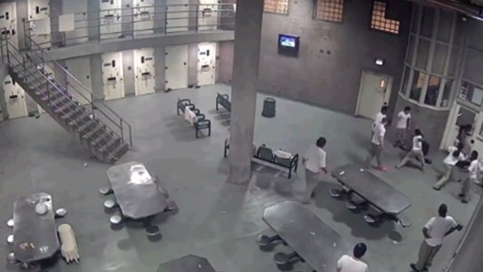 Brutal golpiza de un grupo de presos a dos policías en EE.UU.