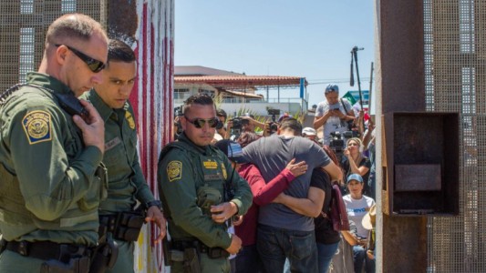 El día en que se abrió el muro entre EE.UU. y México y seis familias pudieron abrazarse