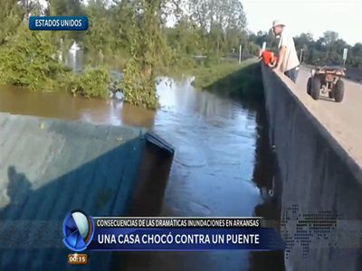 Una casa chocó contra un puente