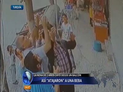 Así "atajaron" a una nena que cayó desde un edificio