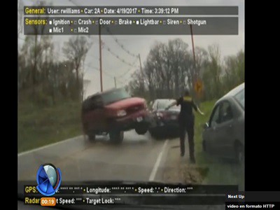 Accidente con suerte: un policía se salvó por centímetros
