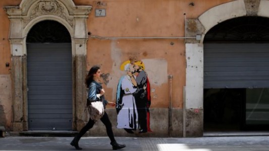 Un mural del Papa y Trump besándose aparece en El Vaticano