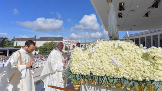 Ante una multitud, el Papa canonizó a los pastorcitos de Fátima