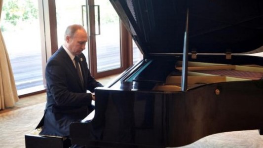 Vladimir Putin tocó el piano en China mientras esperaba a Xi Jinping