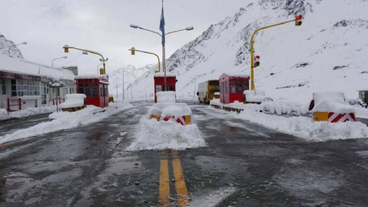 Rescataron a un mochilero que casi se asfixia por los gases de los autos del túnel Cristo Redentor