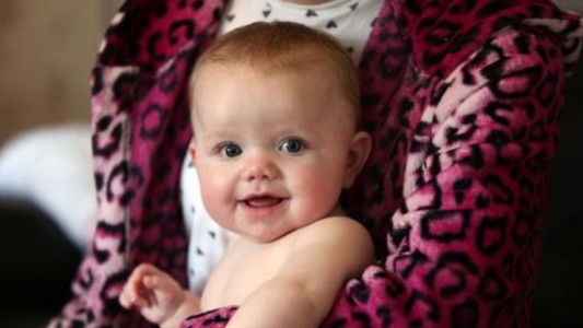 A una niña de 7 meses le diagnosticaron un terrible cáncer gracias a un detalle en una foto