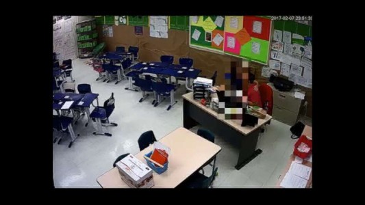 Video captó a un profesor dándole un beso en la boca a un nene de 10 años