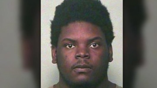 Un hombre trataba de ahogar a sus bebés y lo mató un vecino