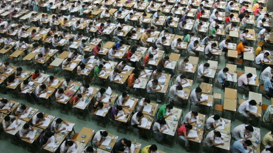 Casi diez millones de jóvenes rinden el Gaokao, el examen que paraliza a China