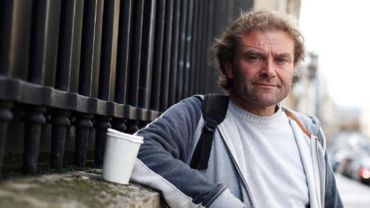 Un indigente pidió limosna durante 20 años, escribió un libro y se volvió famoso