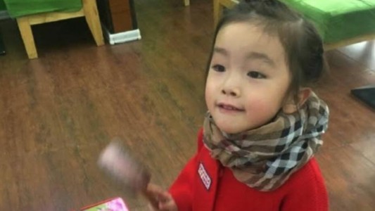 Horror en China: una nena murió asfixiada tras que su maestra le tapase la boca con cinta y pegamento