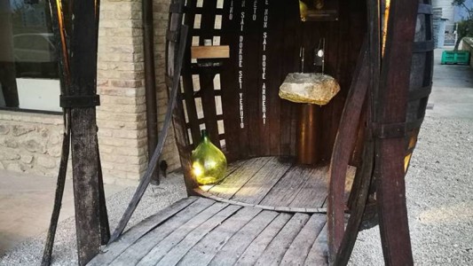 En una localidad italiana instalaron una fuente de vino gratis y explotó el turismo