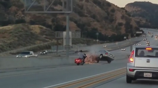 Furia en la autopista: Motociclista patea un auto y causa un desastre