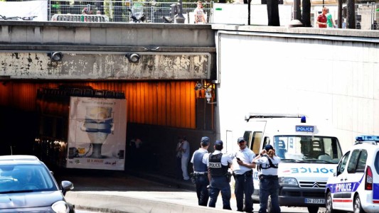 Bus turístico de París quiso pasar por un túnel muy bajo, se quedó atascado y hay al menos cuatro heridos