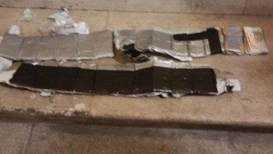 Pensaron que llevaba un cinturón lleno de explosivos pero lo que le encontraron los dejó sin habla