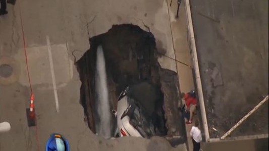 La calle se tragó un auto en Estados Unidos