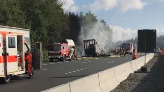 Alemania: al menos 18 muertos al chocar e incendiarse un colectivo de jubilados