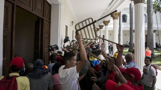 Venezuela: Irrumpen en el Parlamento y causan heridas a diputados