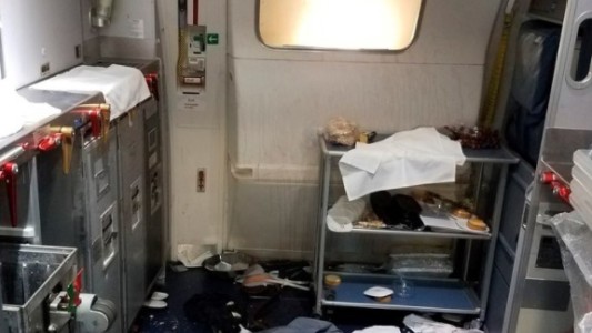 Un pasajero intentó abrir la puerta de un avión y una azafata le partió una botella en la cabeza
