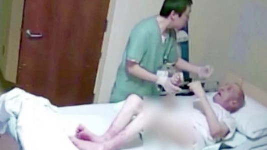Indignante: una cámara oculta captó cómo un enfermero golpeaba a un anciano con Alzheimer
