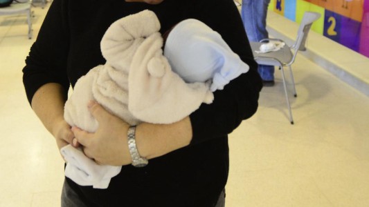 Un padre no soportaba el llanto de su bebé, lo apretó fuerte y le fisuró 20 costillas