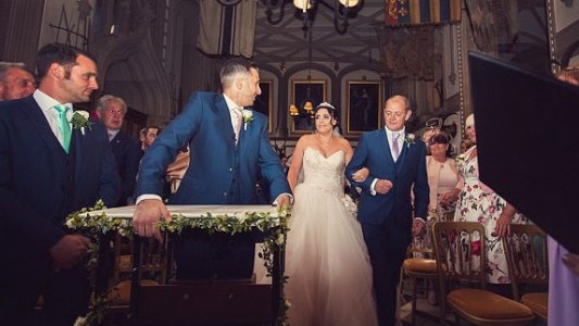 El conmovedor momento en que un joven parapléjico se pone de pie para dar el sí el día de su casamiento