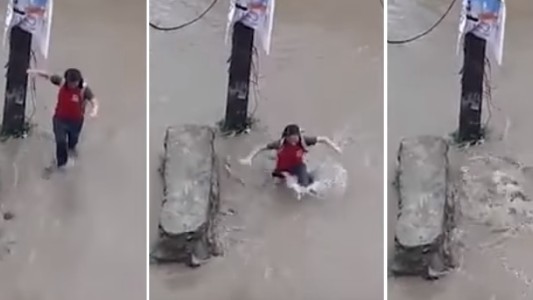 Video: adolescente cayó en una alcantarilla y salió flotando a 20 metros