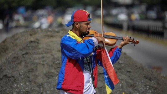 ¿Quién es el violinista venezolano herido durante una marcha contra Maduro?