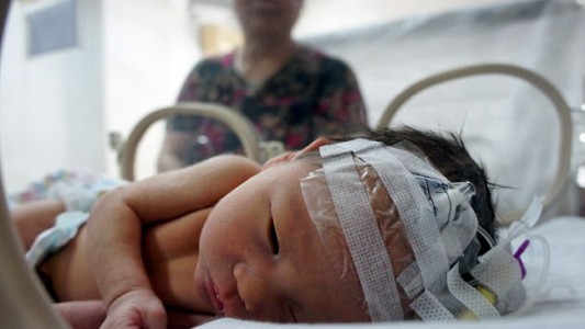 Horror en China: una mujer pensò que había abortado, pero la partera salvó al bebé y se lo vendió a su primo
