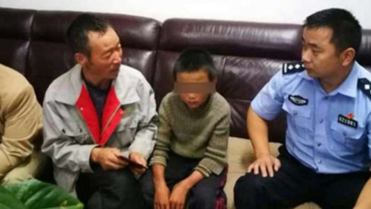 Nene de 10 años sobrevivió 24 días en un bosque comiendo serpientes
