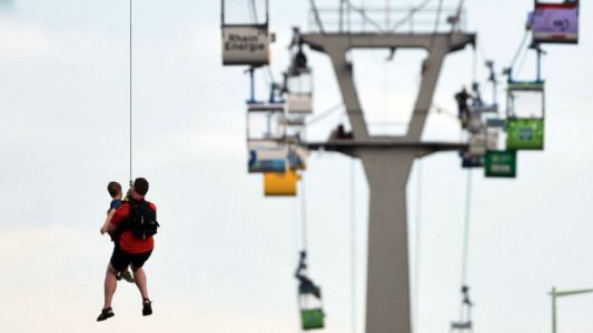 Espectacular rescate de más de 100 personas atrapadas en un teleférico de Alemania