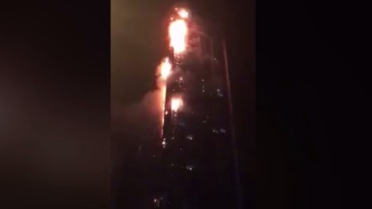 Fuego en el edificio Torch Tower de Dubai