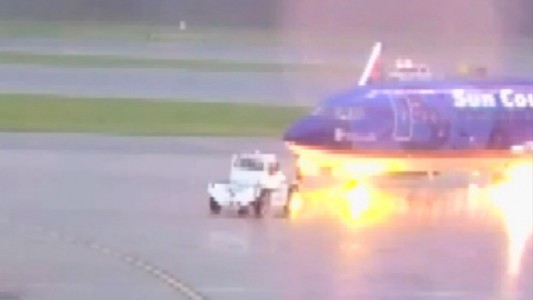 Video impactante: un rayó cayó sobre un avión y tumbó a un trabajador del aeropuerto