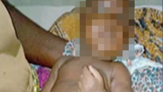 Murió el bebé al que su madrastra le cortó el pene con un cuchillo cuando tenía dos meses