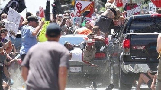 violentos enfrentamientos durante una marcha racista en el sur de Estados Unidos