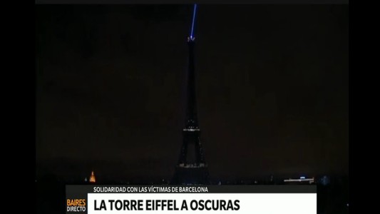 Apagaron las luces de la Torre Eiffel por las víctimas del atentado en Barcelona