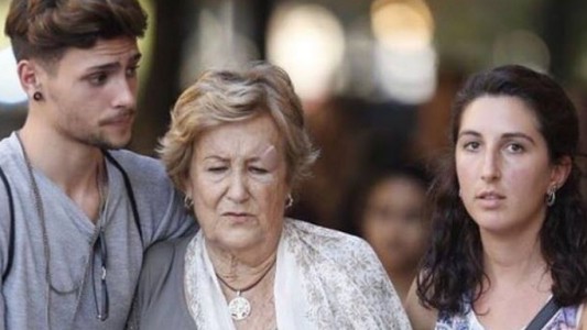 Pide ayuda en las redes sociales para encontrar a dos jóvenes que ayudaron a su madre en el atentado de Barcelona