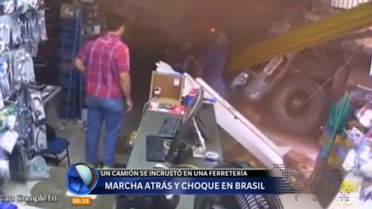 Video impactante: un camión cargado de cemento pierde el control y se incrusta en un negocio