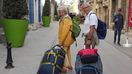 Dos jubilados vendieron su casa, su auto y su barco y se fueron a recorrer el mundo