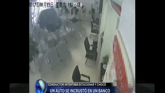 Un auto se metió en un banco