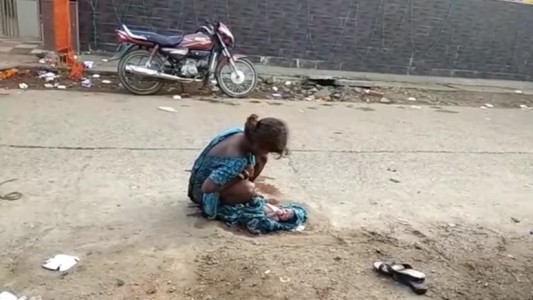 India: una joven dio a luz en plena calle al ser rechazada por los servicios de emergencia