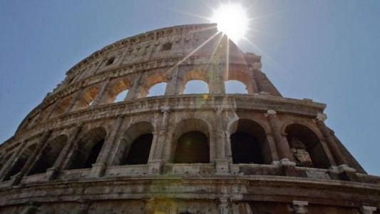 Insólito: dos turistas chilenos fueron detenidos por intentar robar una parte del Coliseo
