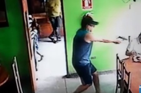 Video escalofriante: el momento en que un sicario corre a una nena para asesinar a un hombre