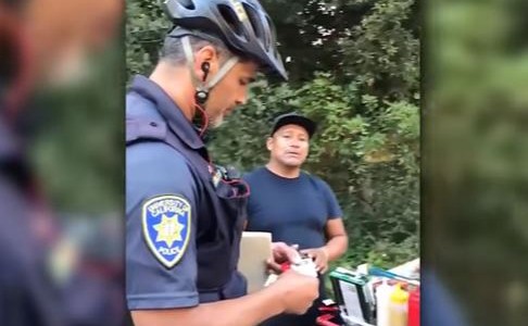 La policía le decomisó la mercadería y lo multó, pero la solidaridad fue más fuerte